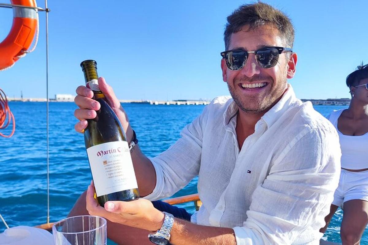 un bărbat care ține o sticlă de vin pe o barcă