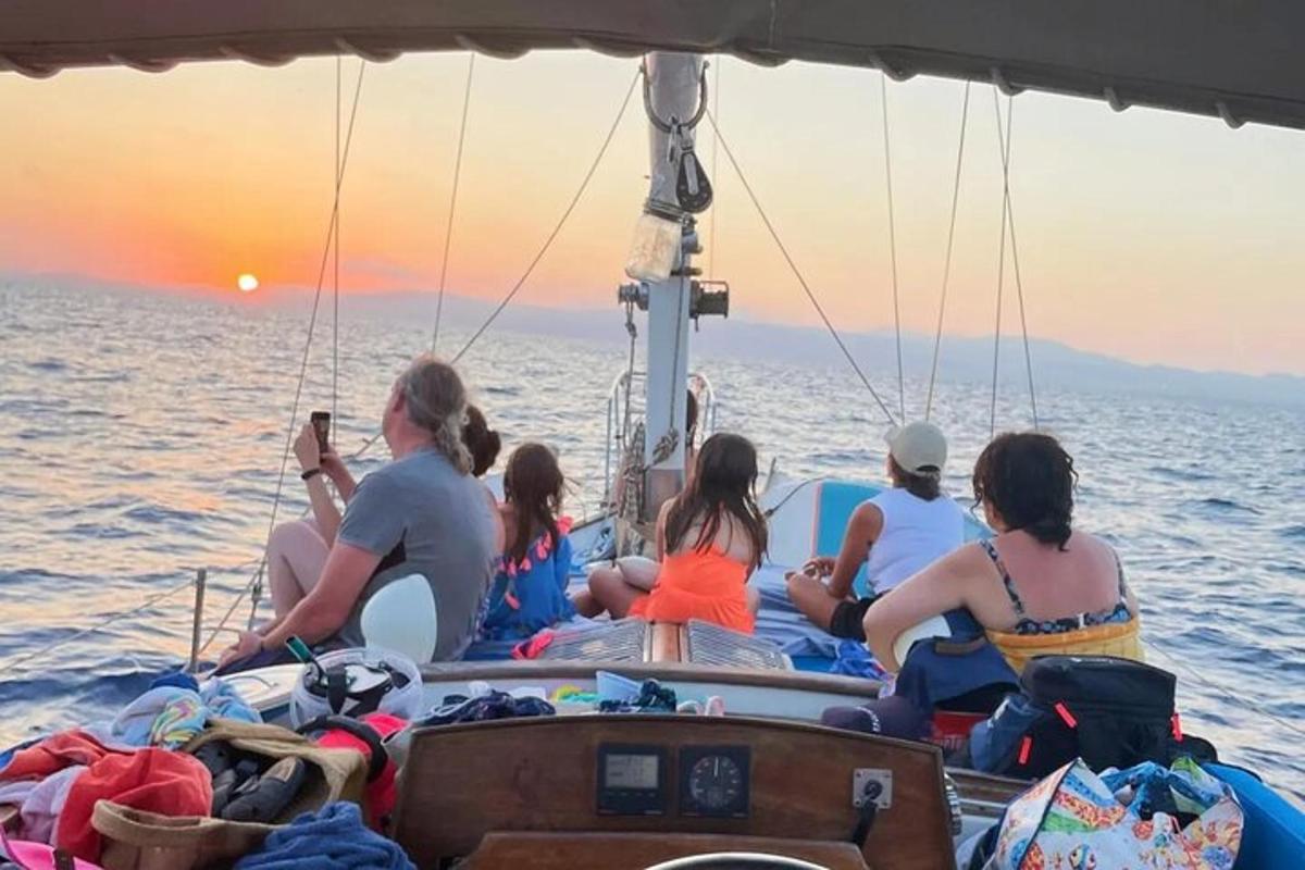 skupina lidí sedících na lodi v oceánu