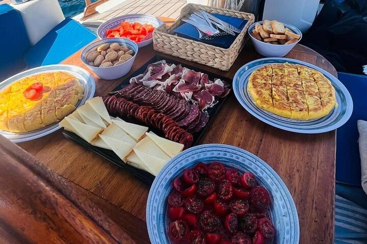 uma mesa de madeira coberta com diferentes tipos de comida