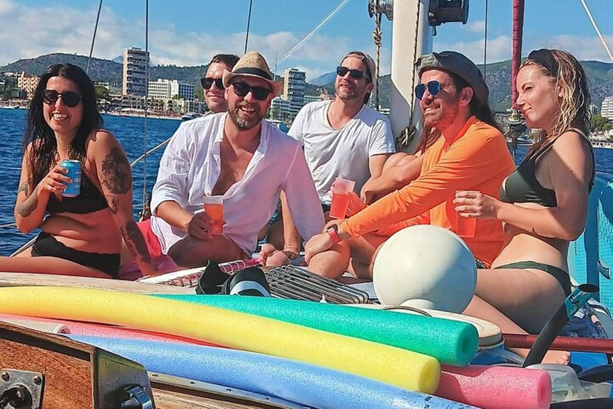 eine Gruppe von Menschen sitzt auf einem Boot