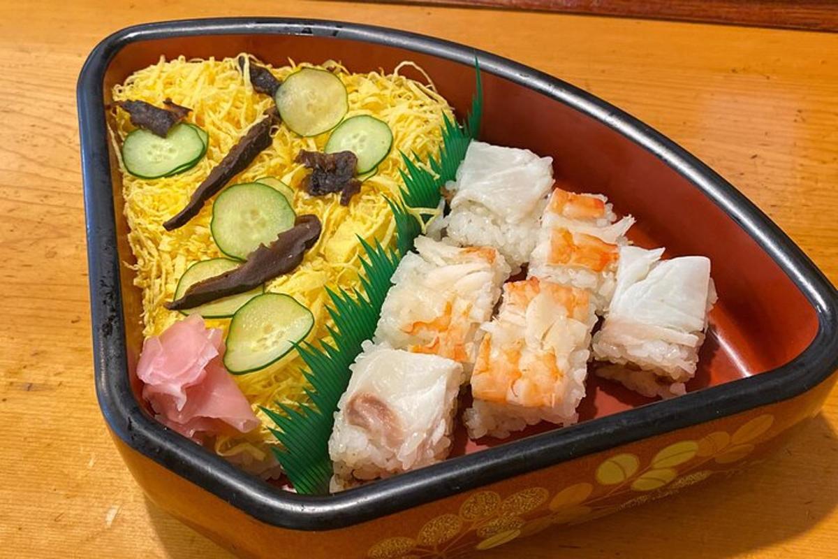 wadah sushi dengan mentimun dan daging dan mie