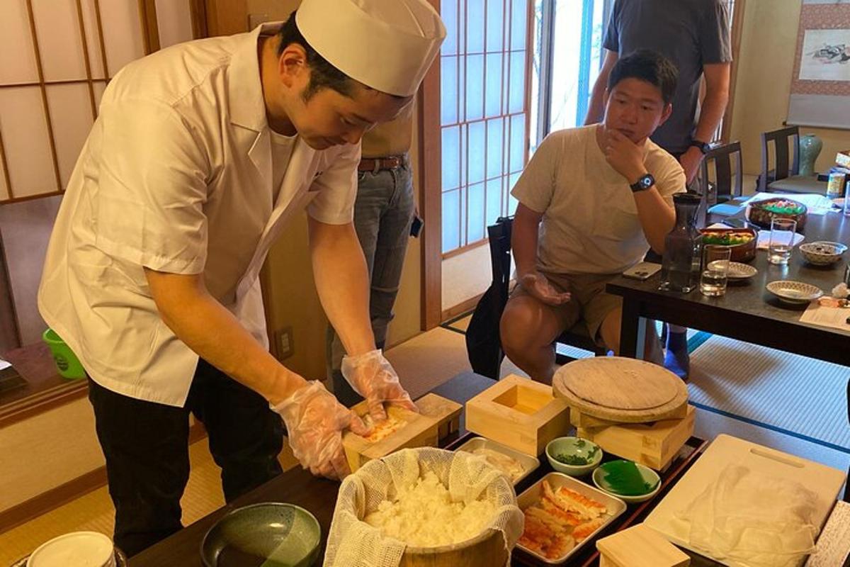 un uomo che prepara una scatola di cibo su un tavolo