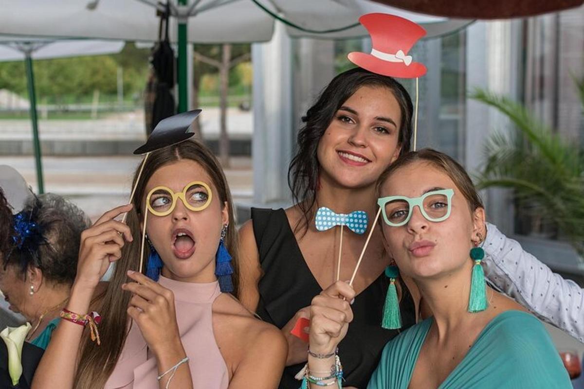 tres dones disfressades posant per a una foto