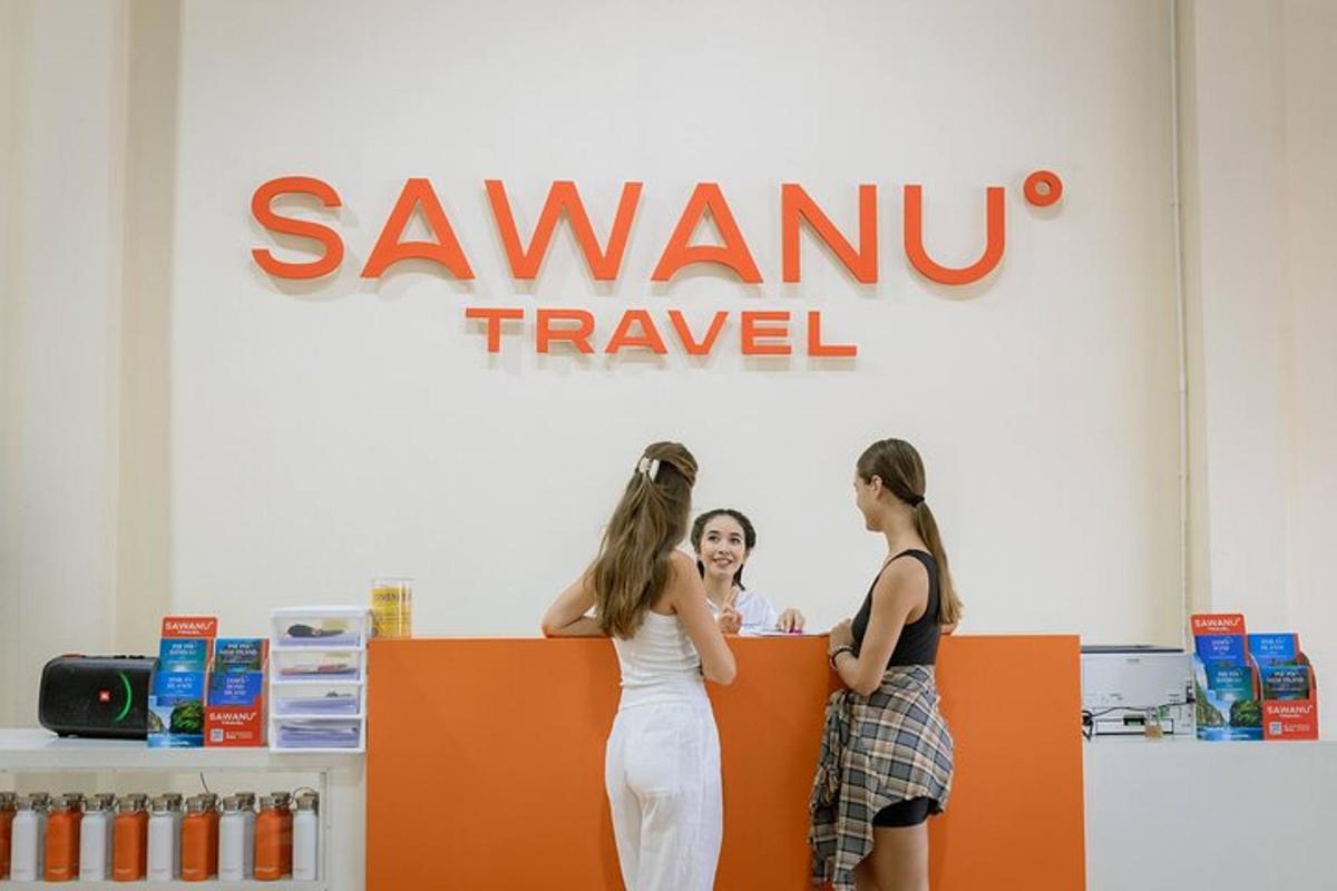 due donne in piedi davanti a un cartello di viaggio Samynu
