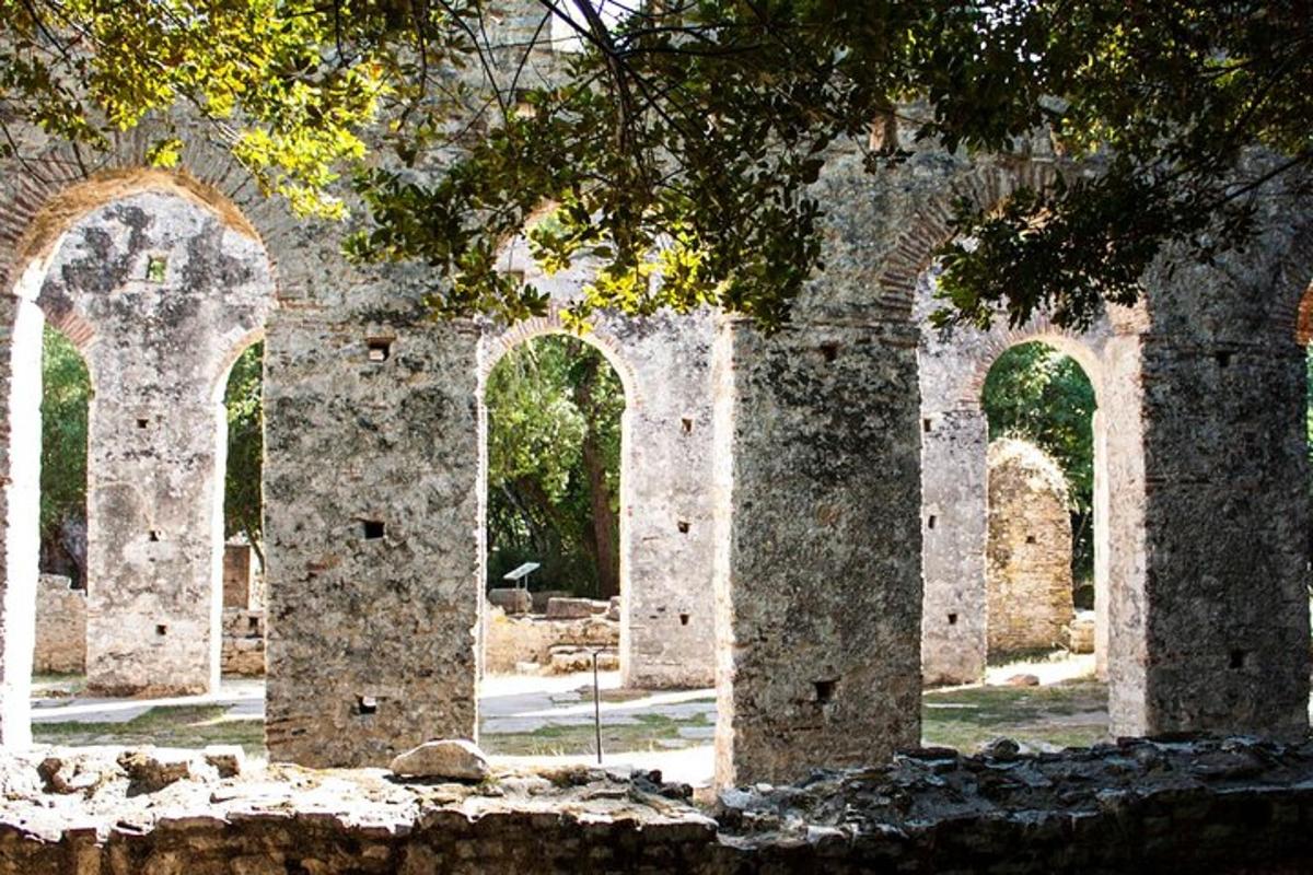 um antigo edifício de pedra com arcos em um quintal