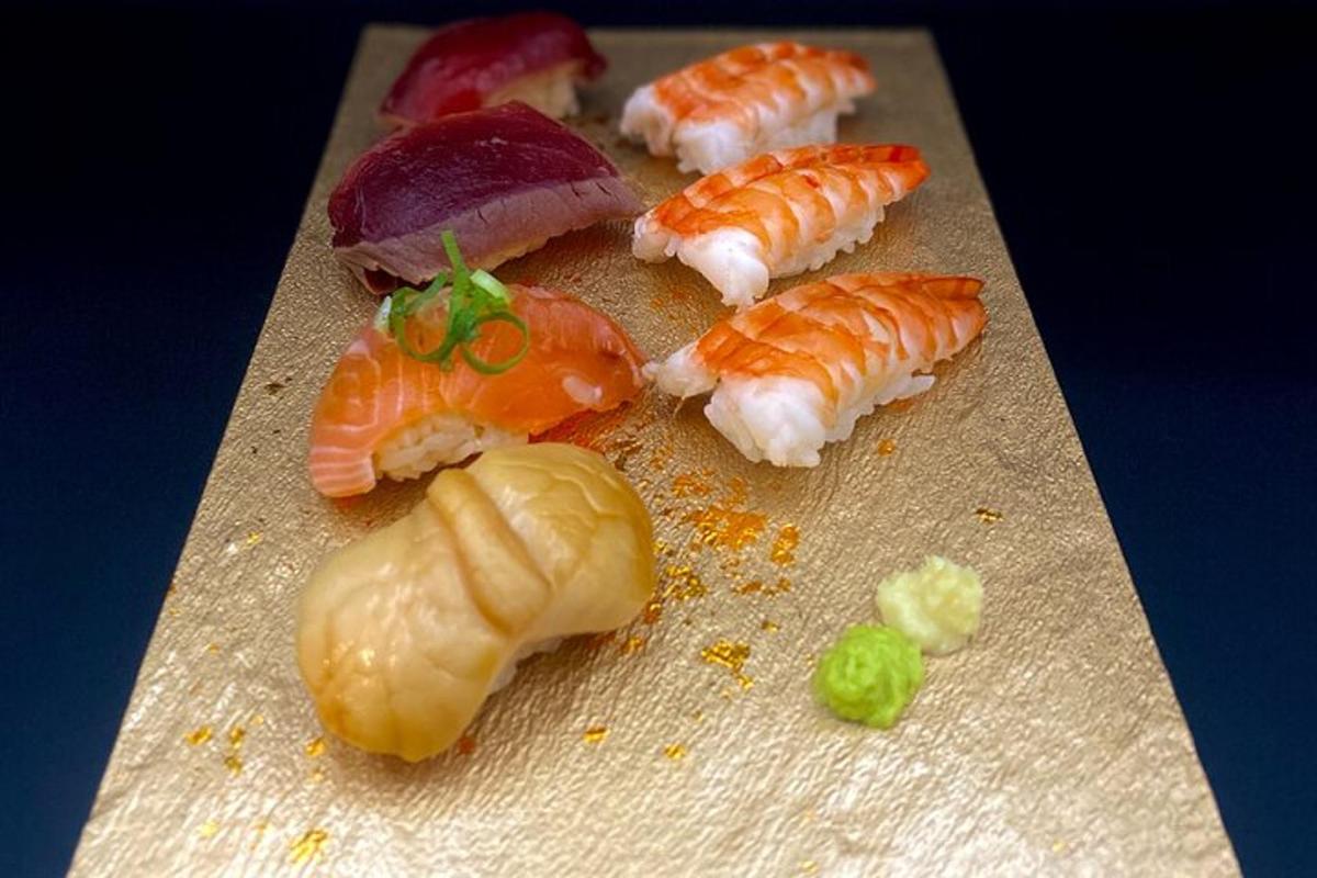 eine Gruppe von Sushi auf einem Schneidebrett
