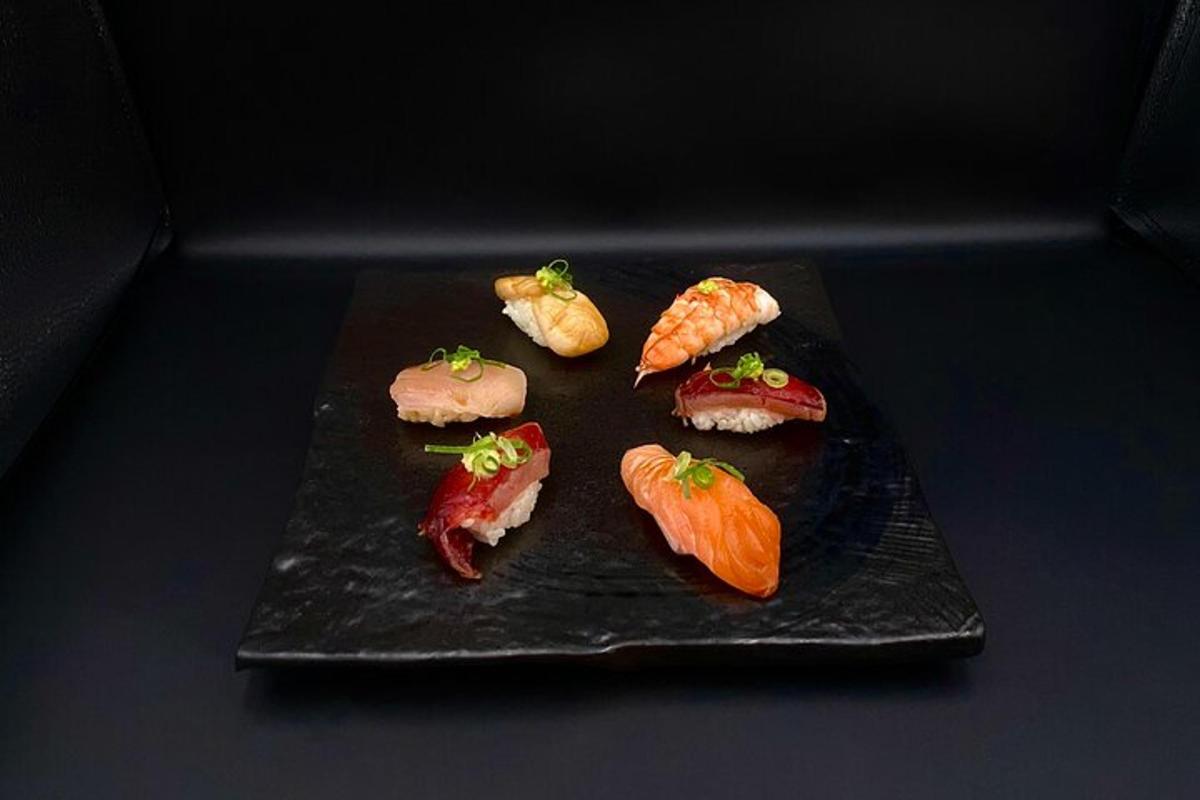 Diskur af sushi á svörtum diski