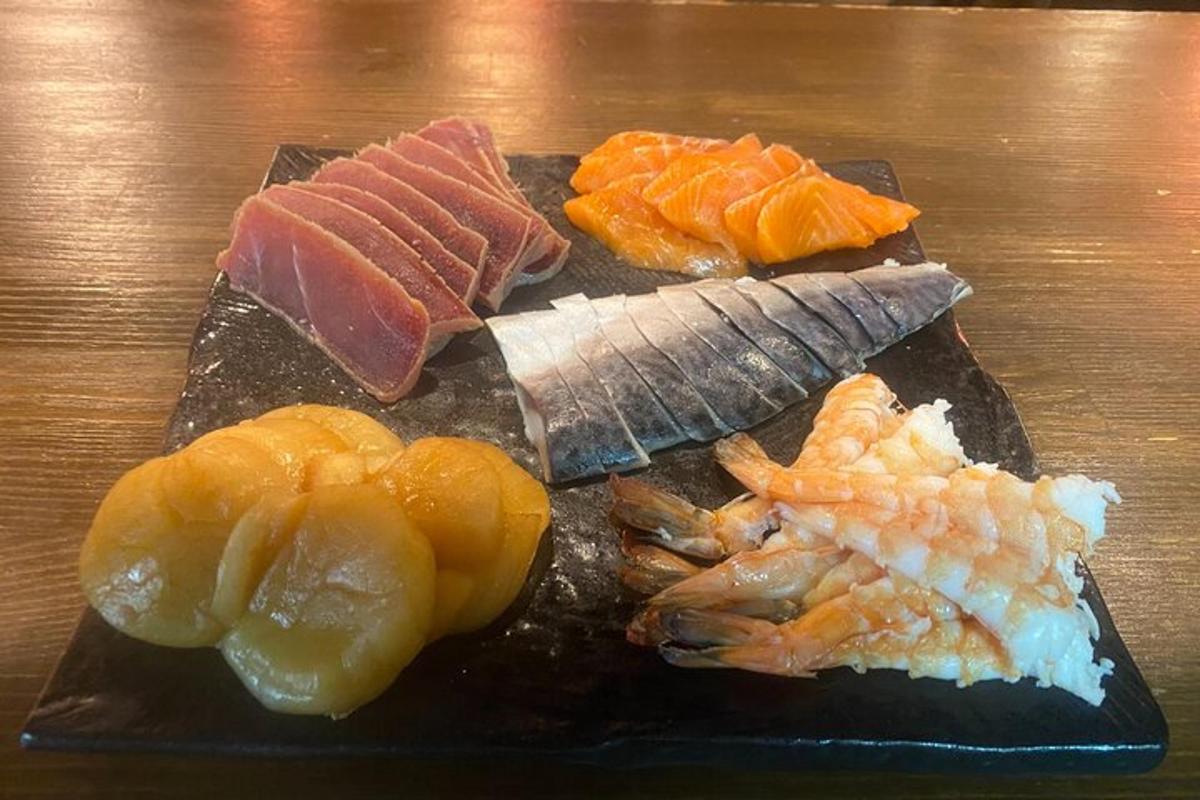 ein Teller mit verschiedenen Sushi-Sorten auf einem Tisch