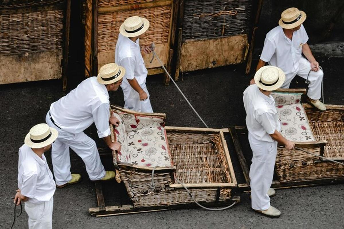 um grupo de homens de branco em pé ao redor de uma gaiola