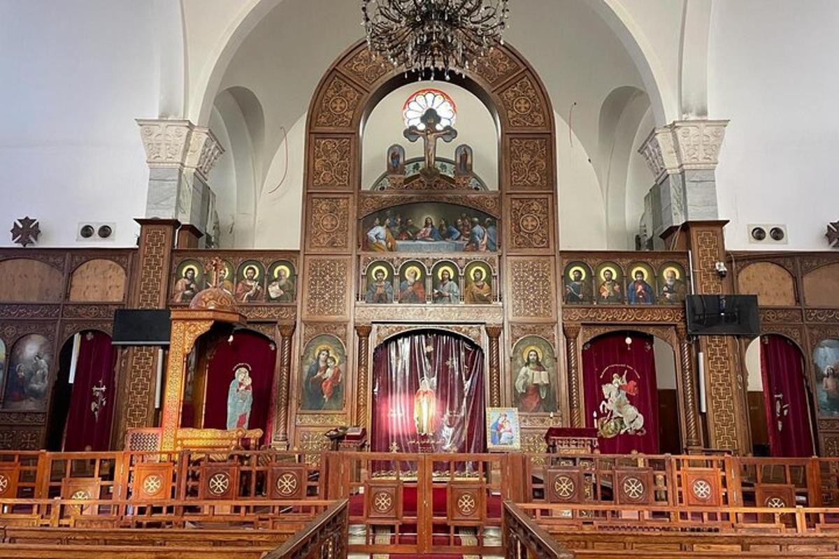 eine große Kirche mit Holzbänken davor