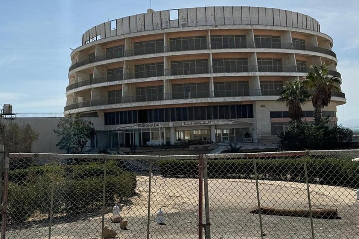 ένα κτίριο με φράχτη μπροστά του