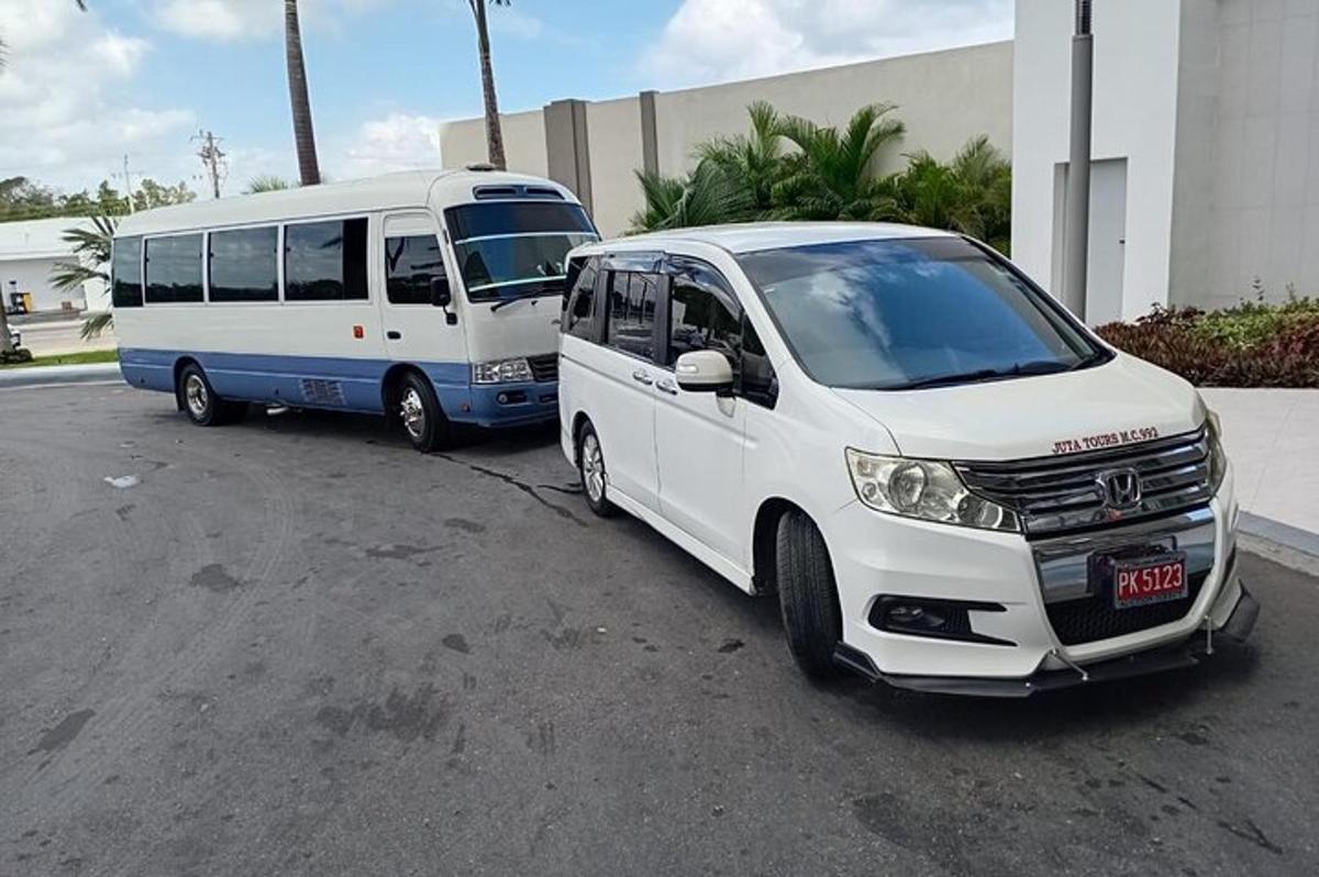 egy furgon és egy busz parkolt egymás mellett