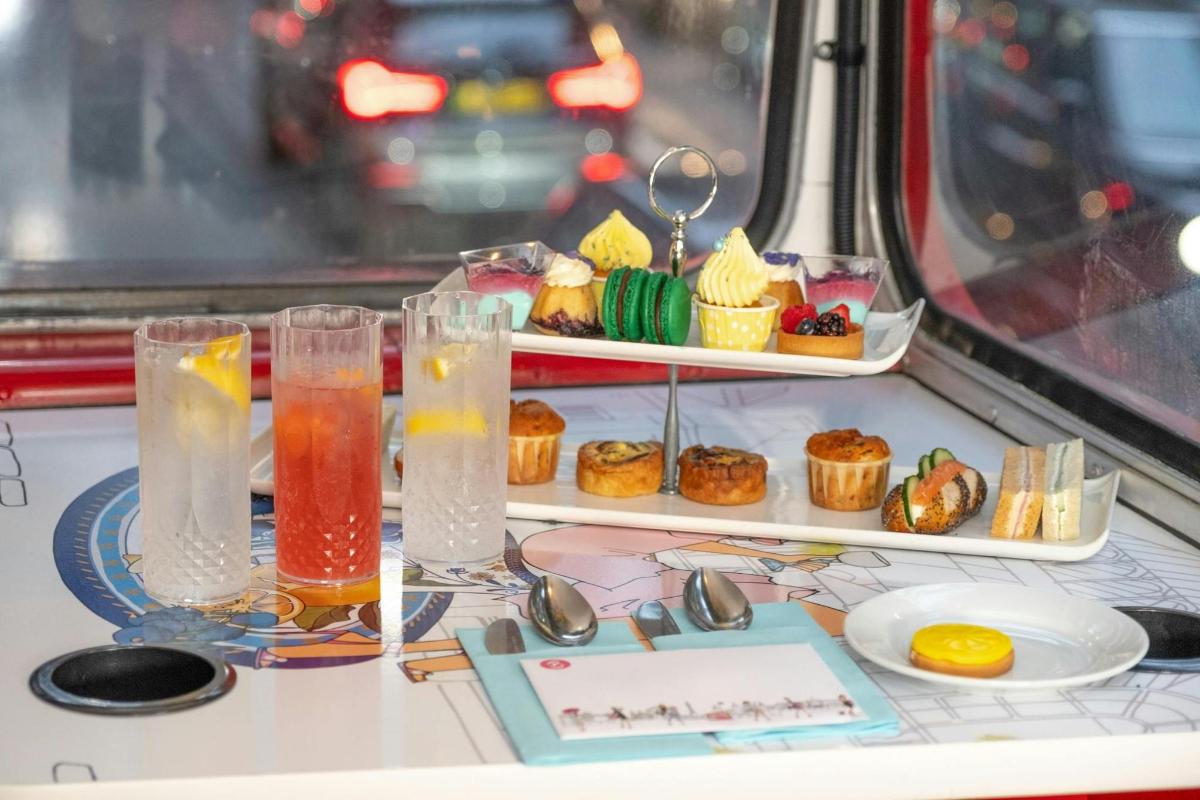 un tavolo con bevande e muffin su un autobus