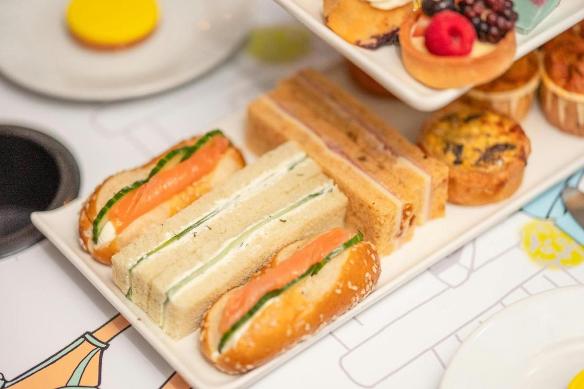 un piatto di panini e pasticcini su un tavolo