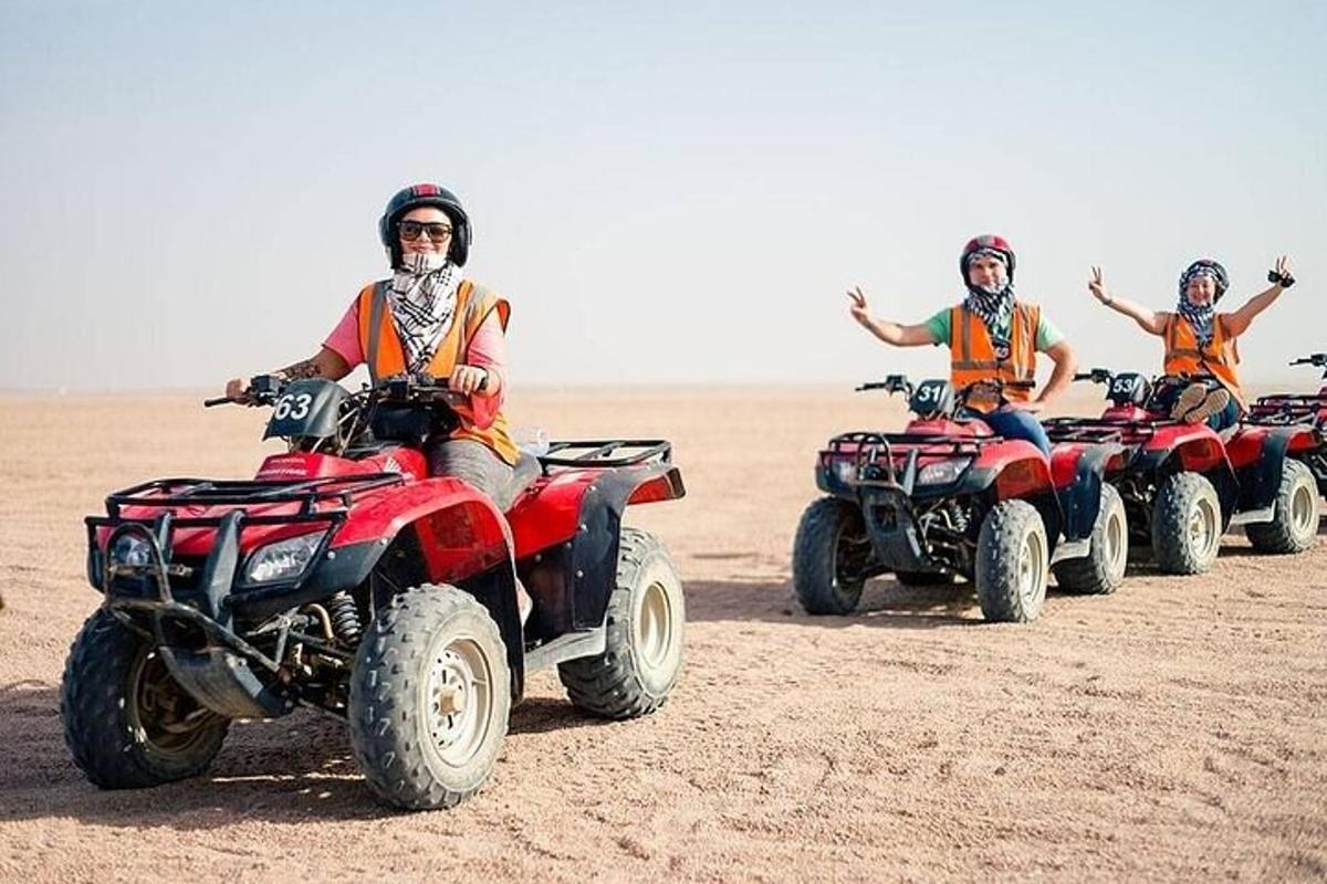 Un grupo de personas conduciendo vehículos todo terreno en el desierto.