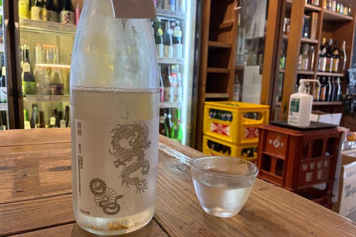флаша воде која стоји на столу поред чаше