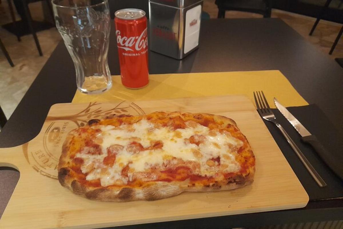 egy pizza egy fa vágódeszkán