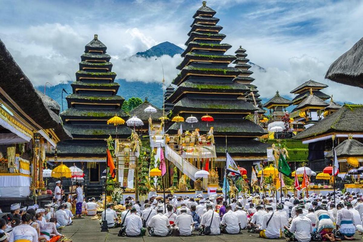 un gruppo di persone che pregano davanti ad alcune pagode