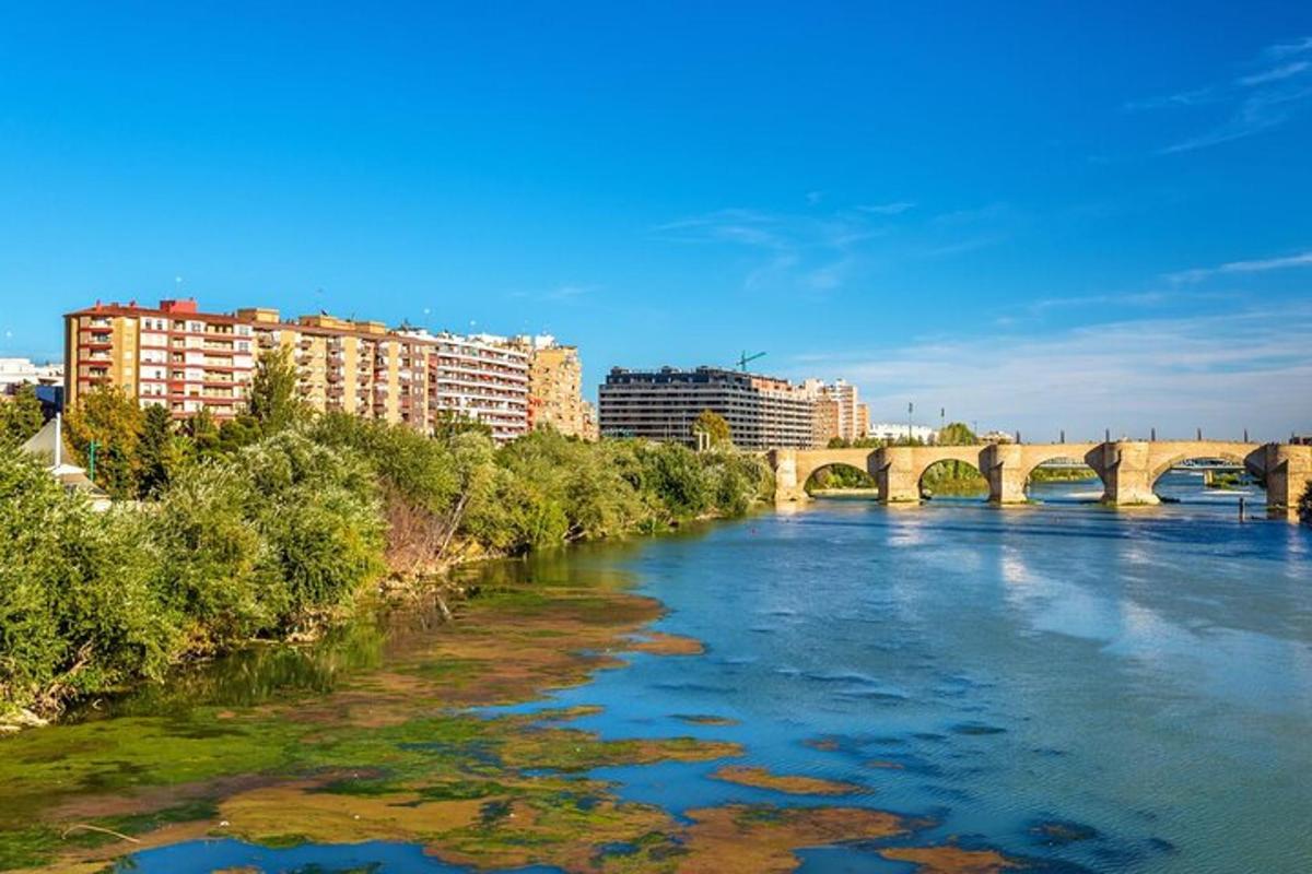 Μια γέφυρα πάνω από ένα ποτάμι σε μια πόλη με κτίρια