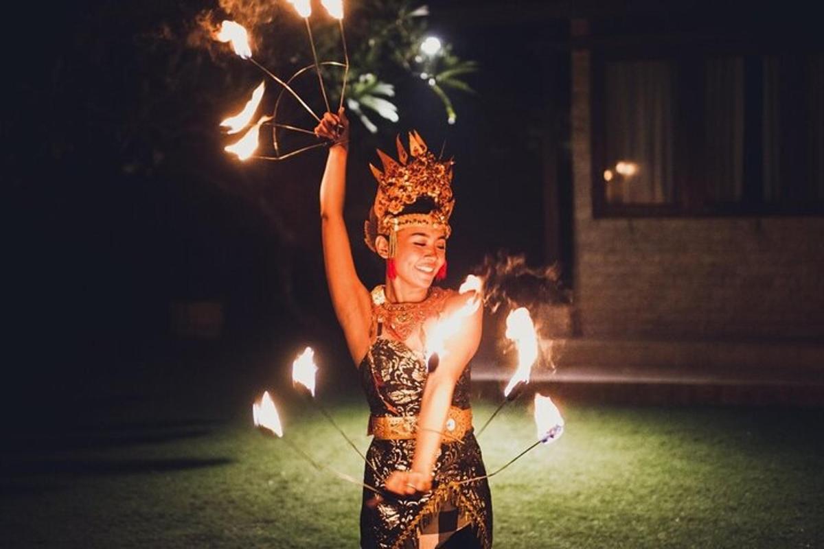 eine Frau mit einer Krone hält Lichter hoch