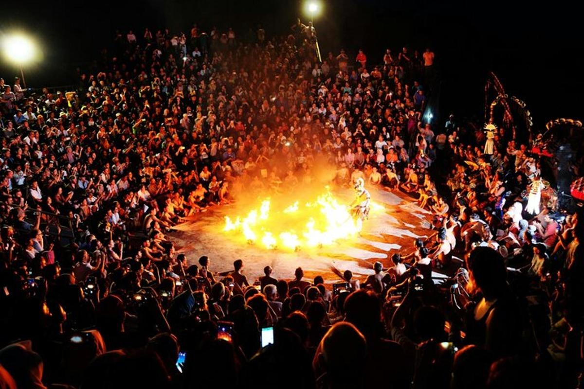una gran multitud de persones mirant un espectacle de foc