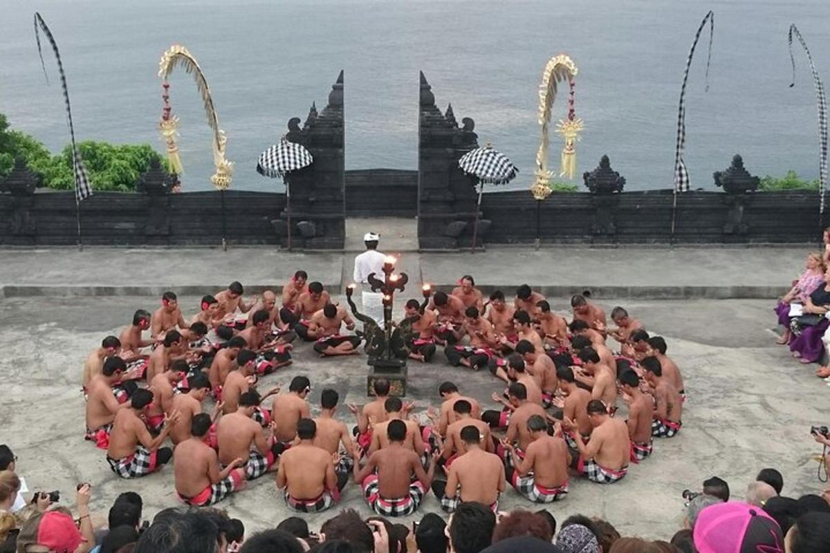 一群坐在人群前面的男人