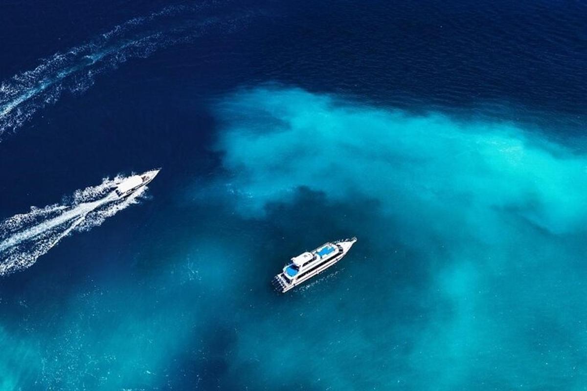 una vista aérea de un barco en el agua