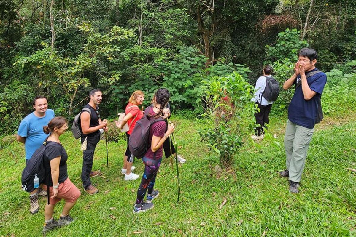sekumpulan orang berdiri di padang mengambil gambar