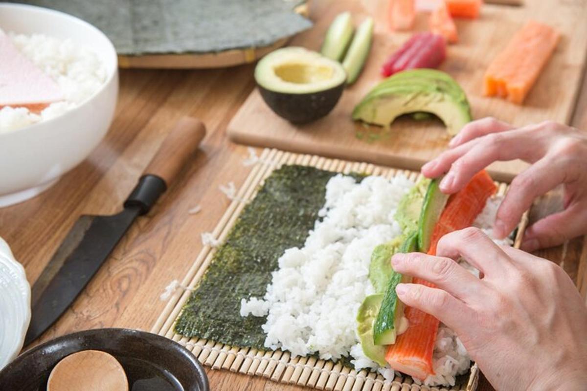 seseorang membuat sandwich dengan nasi dan sayuran