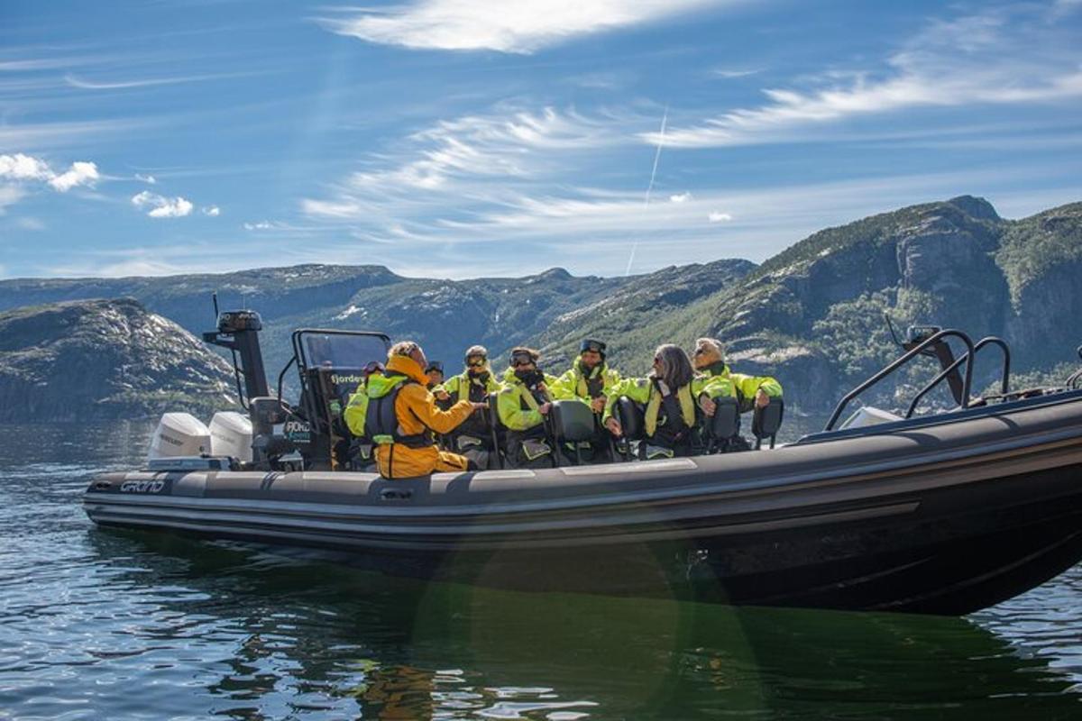 um grupo de pessoas em um barco na água