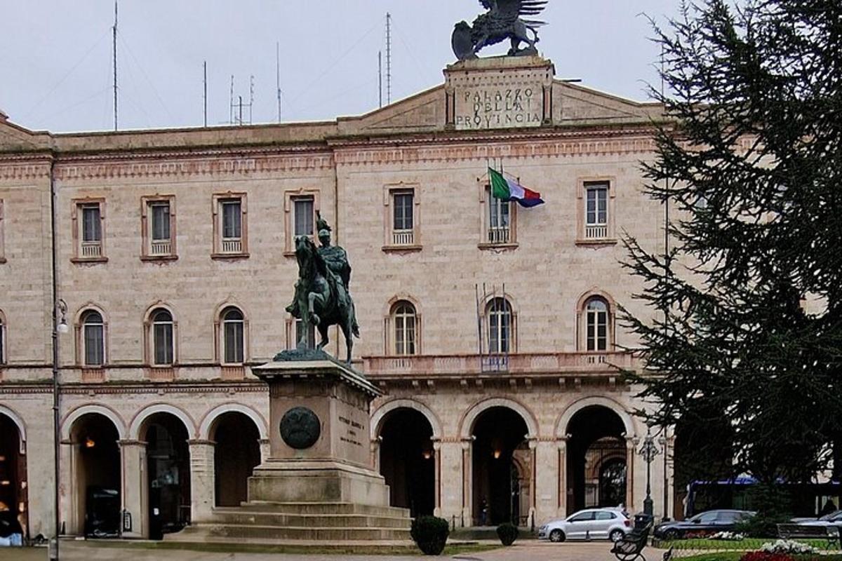velika stavba s kipom pred njo