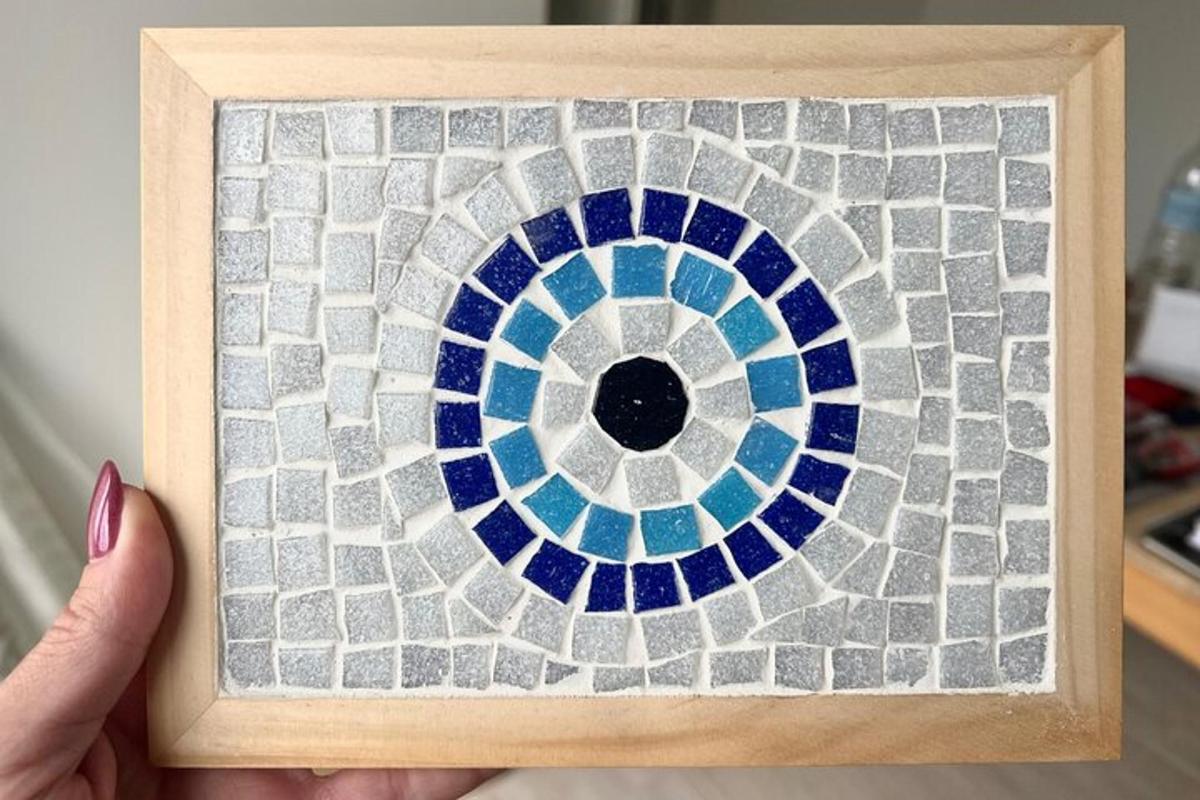 una persona que sosté un vitrall en una caixa de fusta