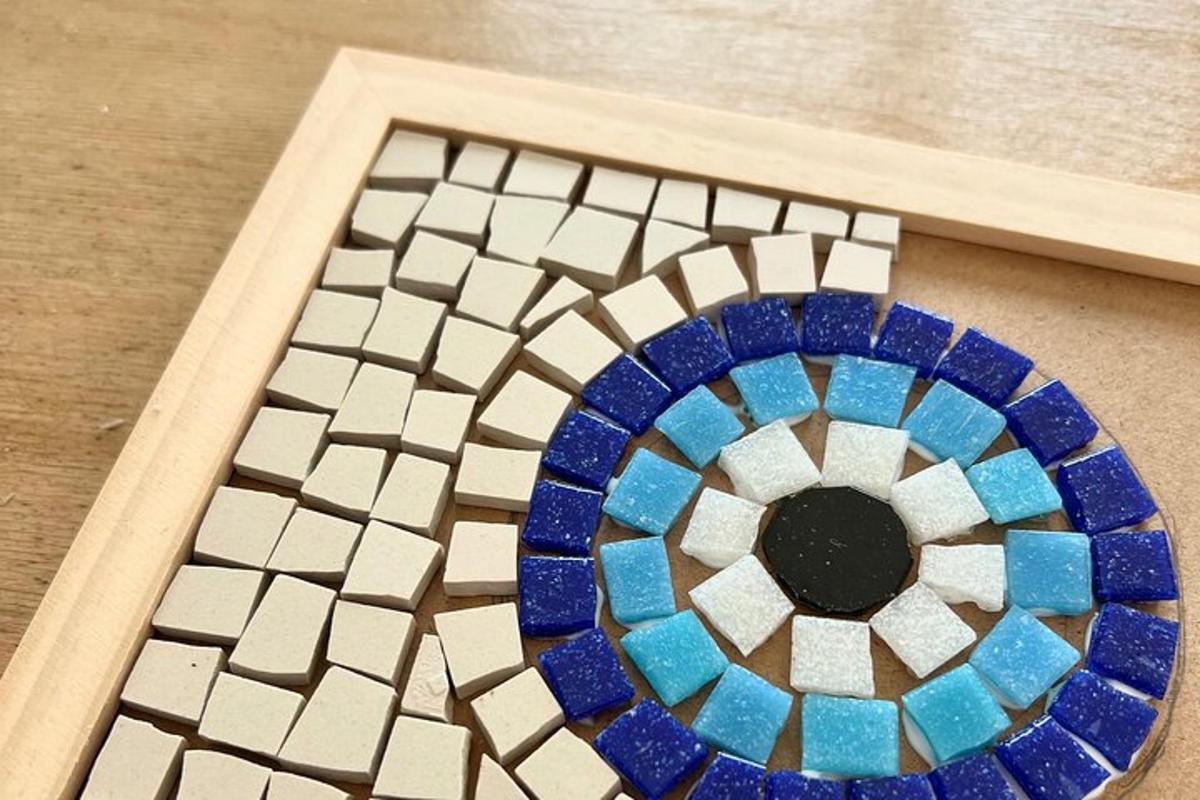 coaster kaca berwarna dalam bingkai di atas meja