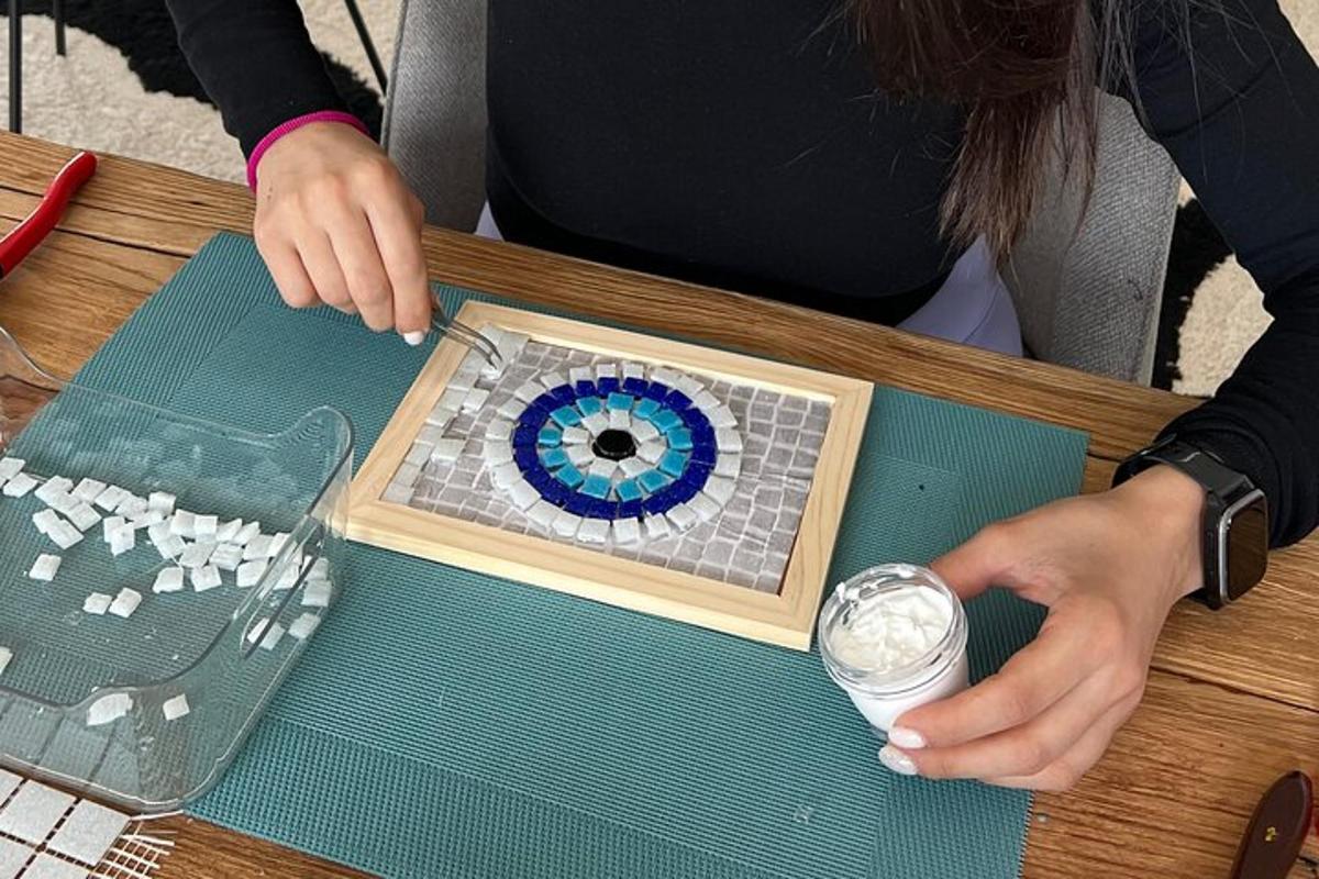 eine Frau spielt ein Spiel auf einem Tisch