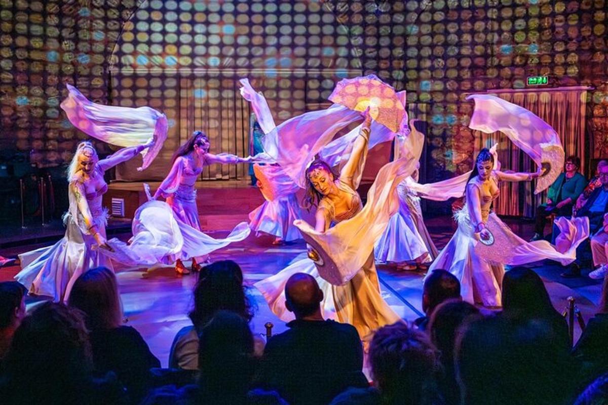 een groep vrouwen die op het podium danst