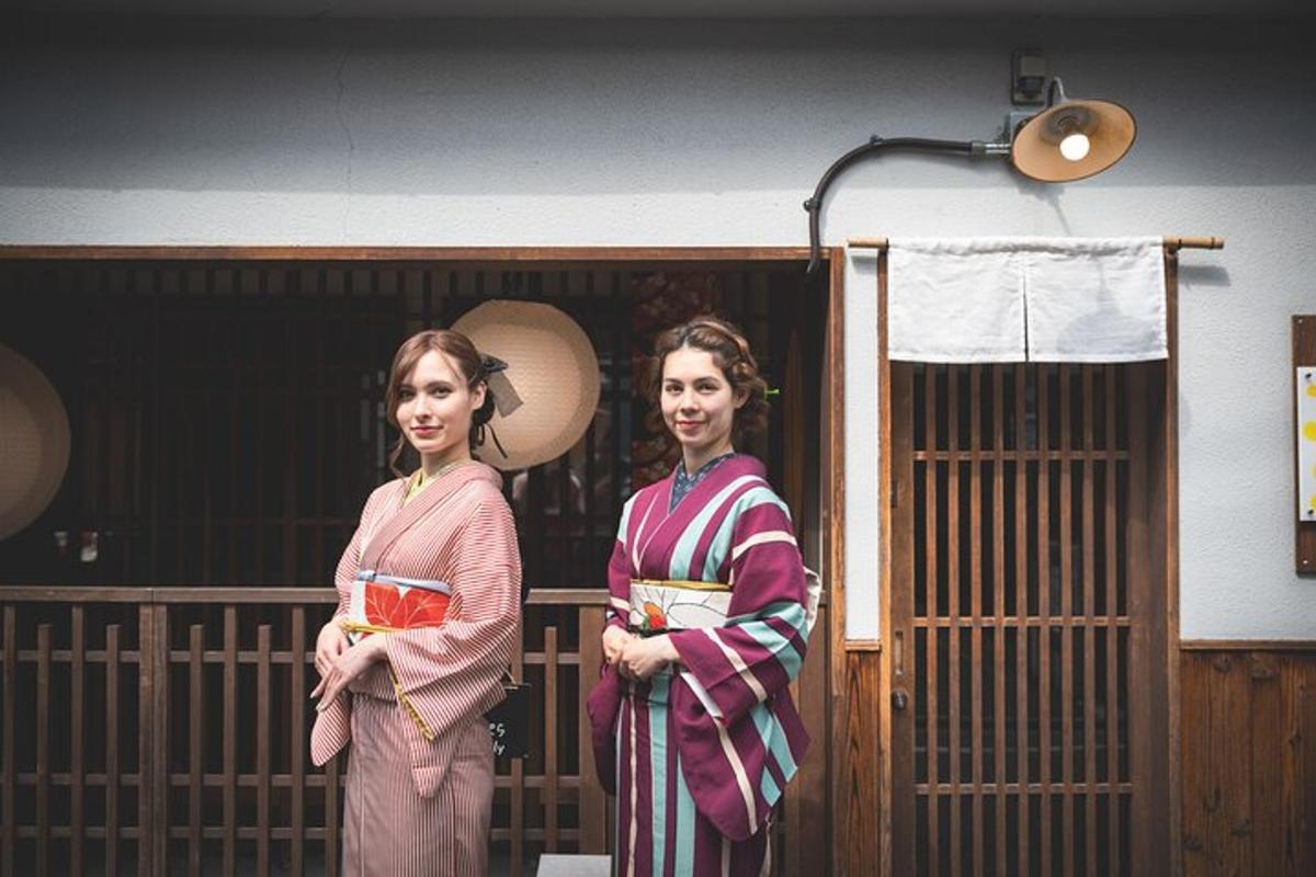 due donne in kimono in piedi davanti a un edificio