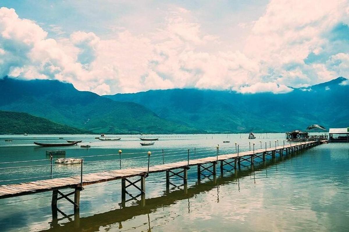 dok di dalam air dengan bot di atasnya