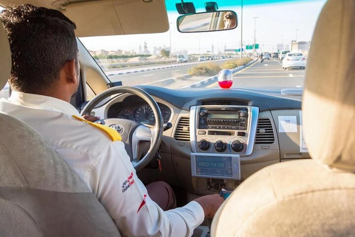 un hombre conduciendo un coche en una autopista