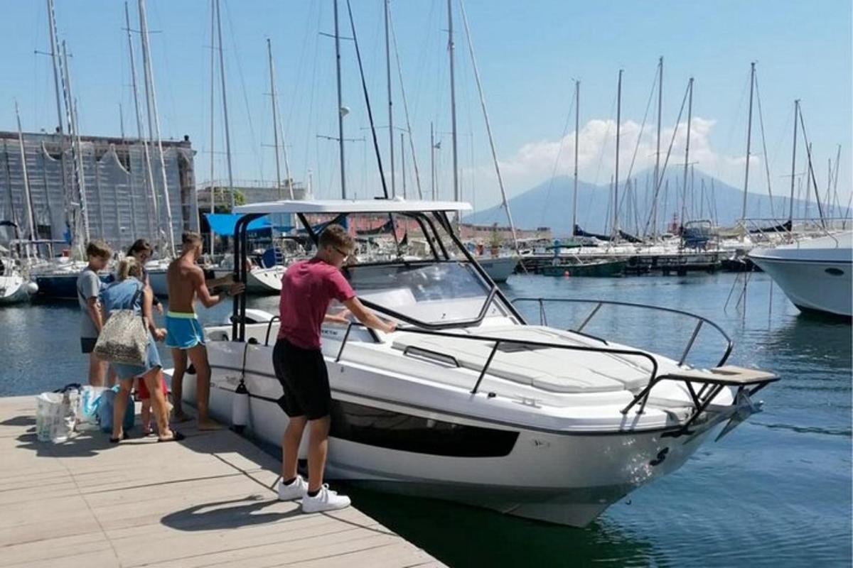 un gruppo di persone in piedi su una barca in acqua