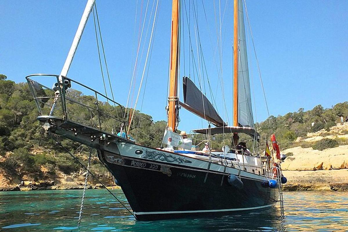 ένα μαύρο ιστιοφόρο που επιπλέει στο νερό