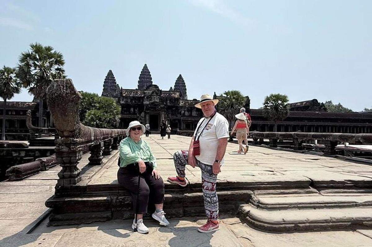 Un hombre y una mujer sentados frente a un templo