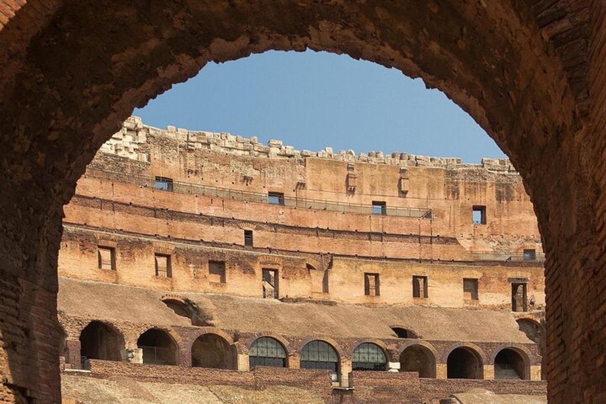 una vista di un grande edificio in mattoni da un arco