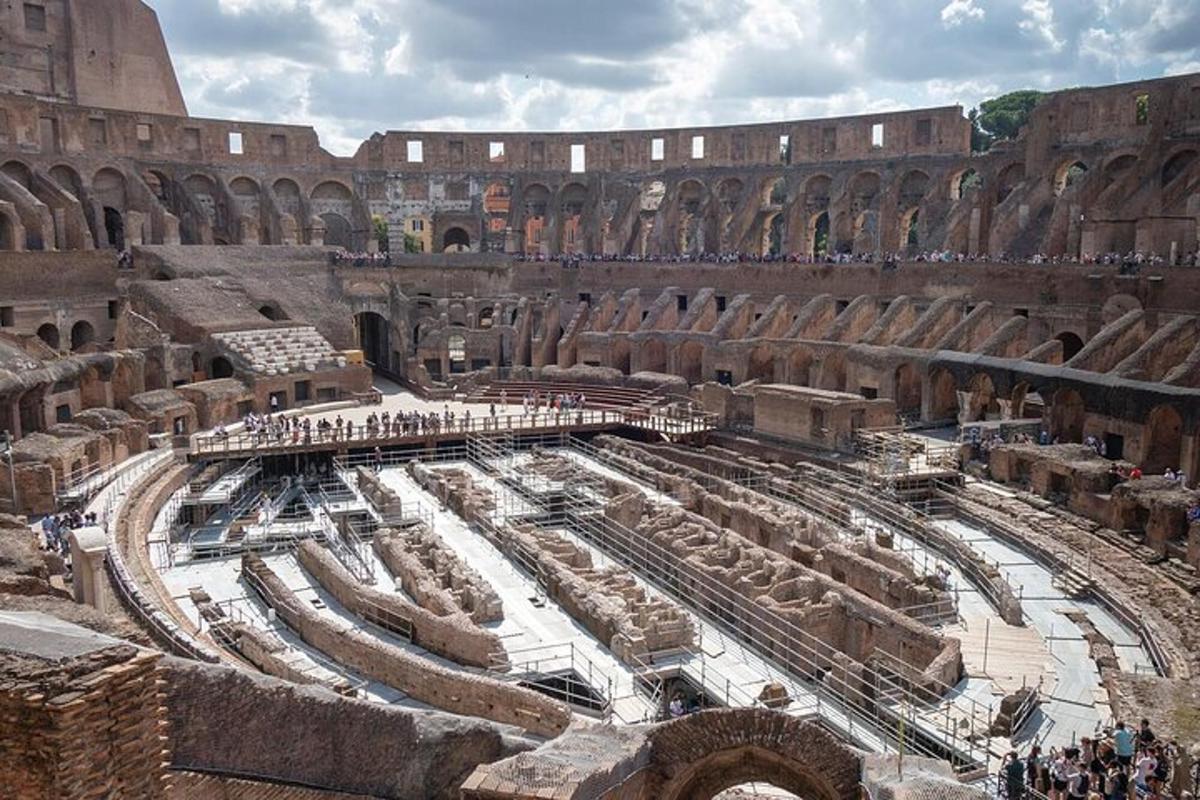 un anfiteatro nel Colosseo con persone al suo interno