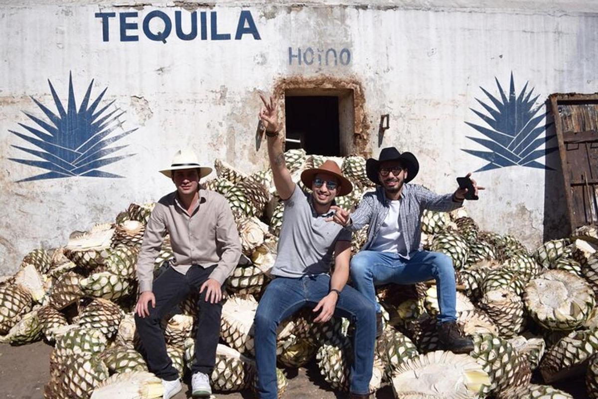 tre uomini in posa davanti a una pila di ananas
