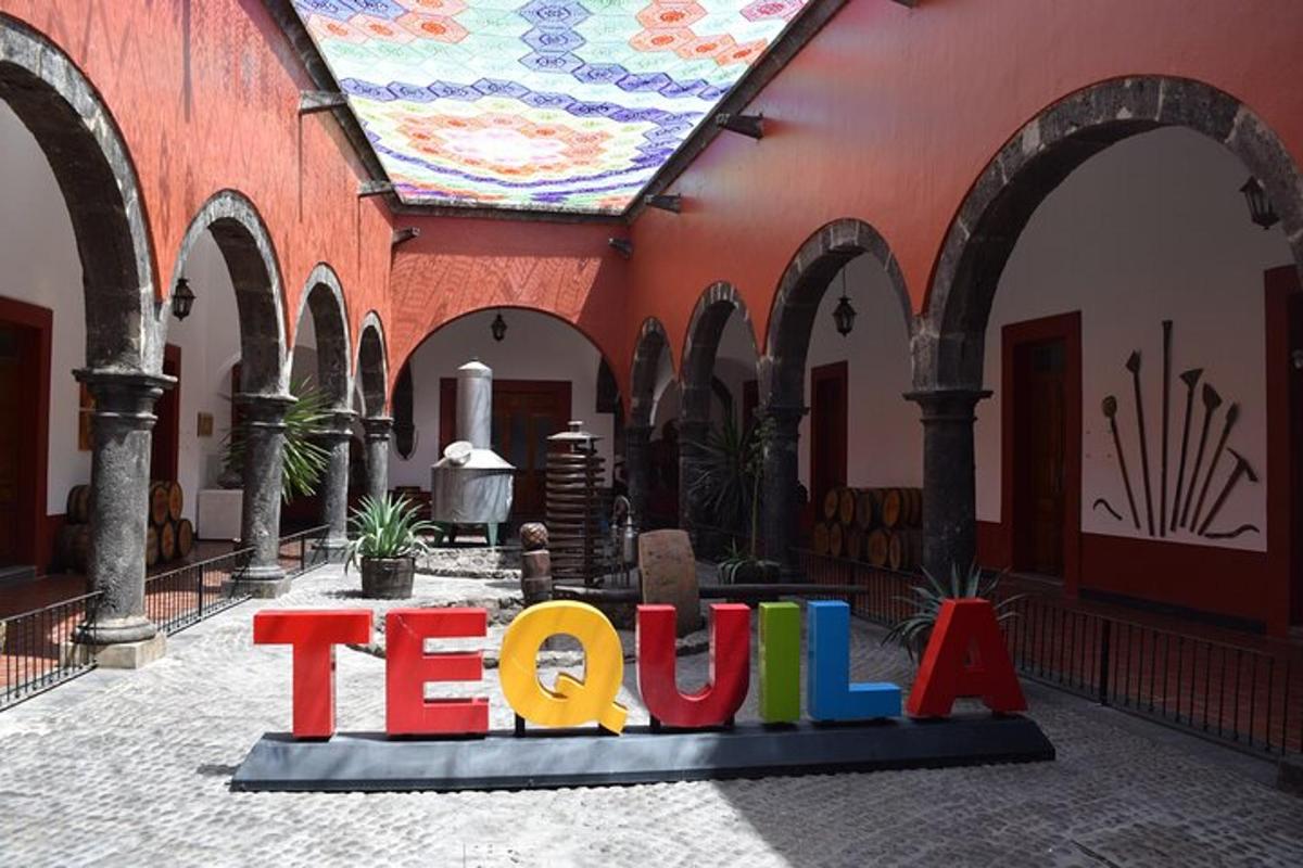 un edificio con un cartello che dice temula davanti