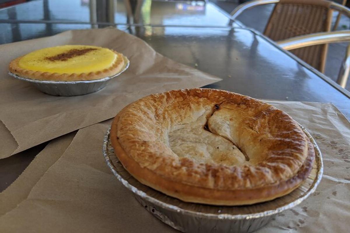due torte appoggiate su un tavolo
