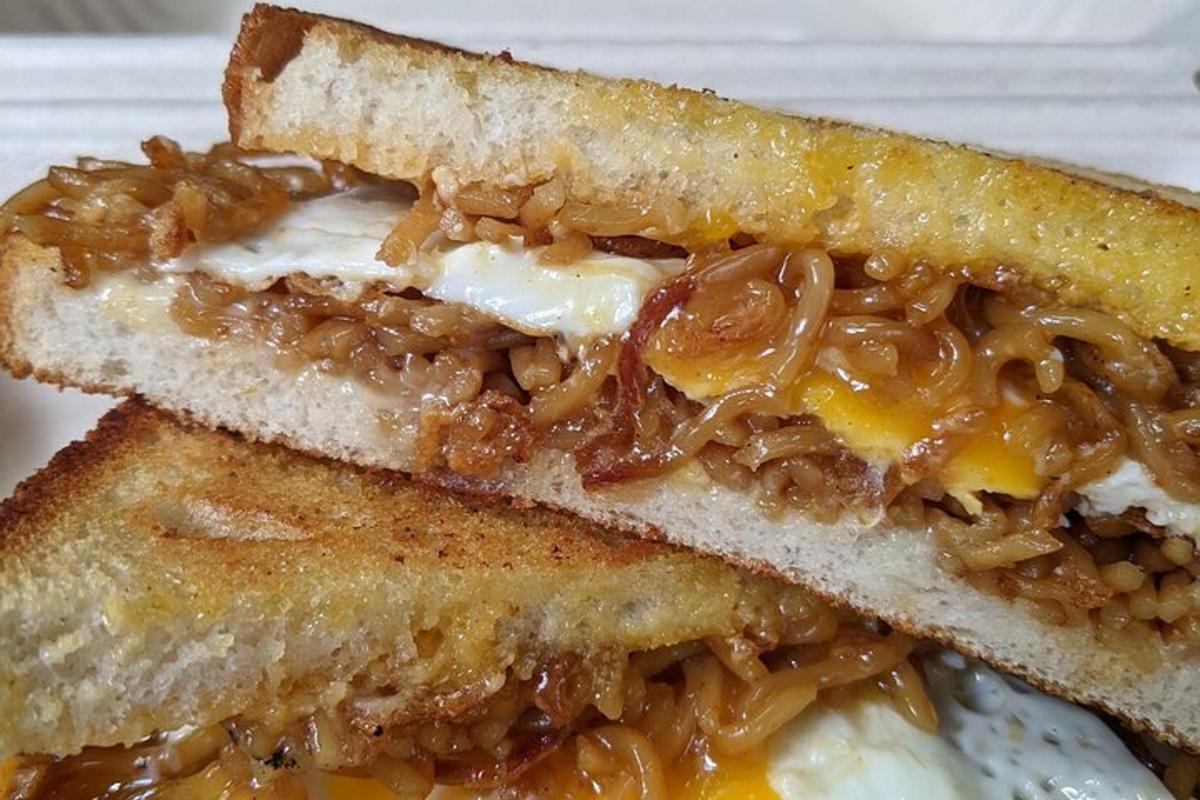 due metà di un panino con carne e formaggio