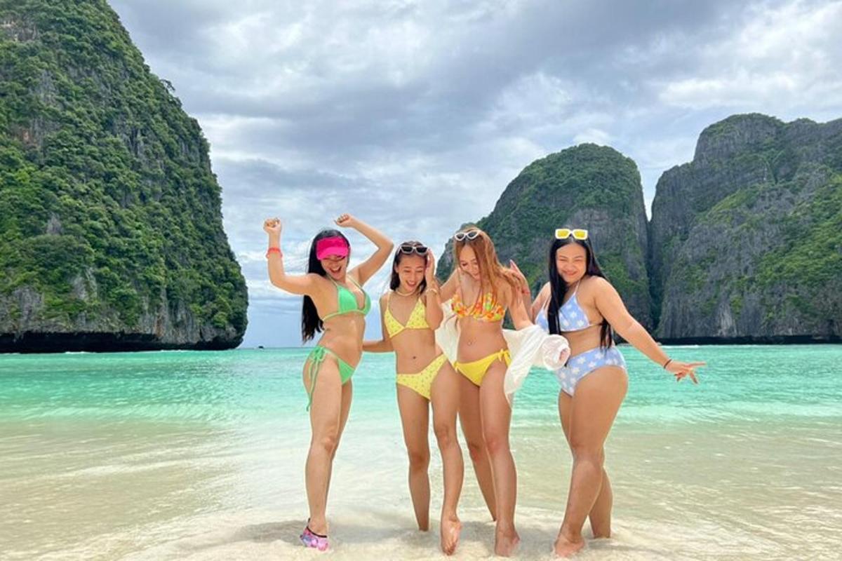 een groep vrouwen in bikini's op het strand