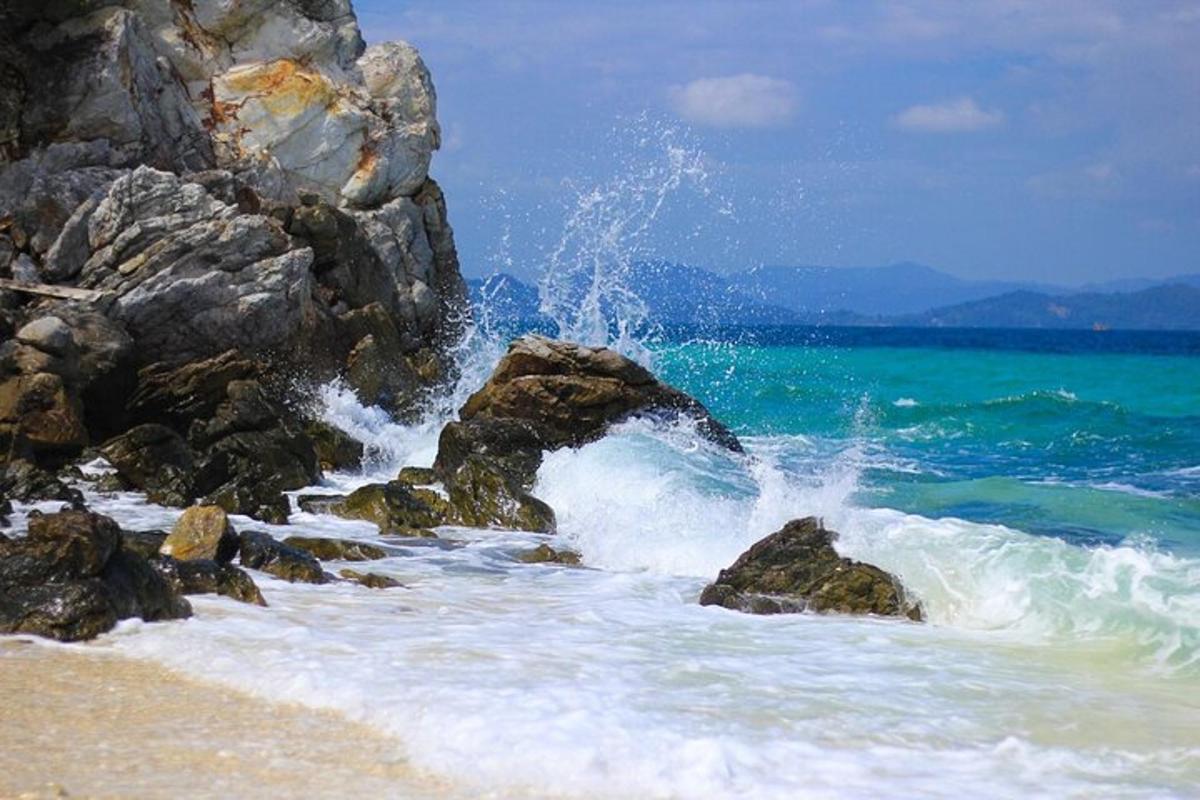 海浪冲击着布满岩石的海滩