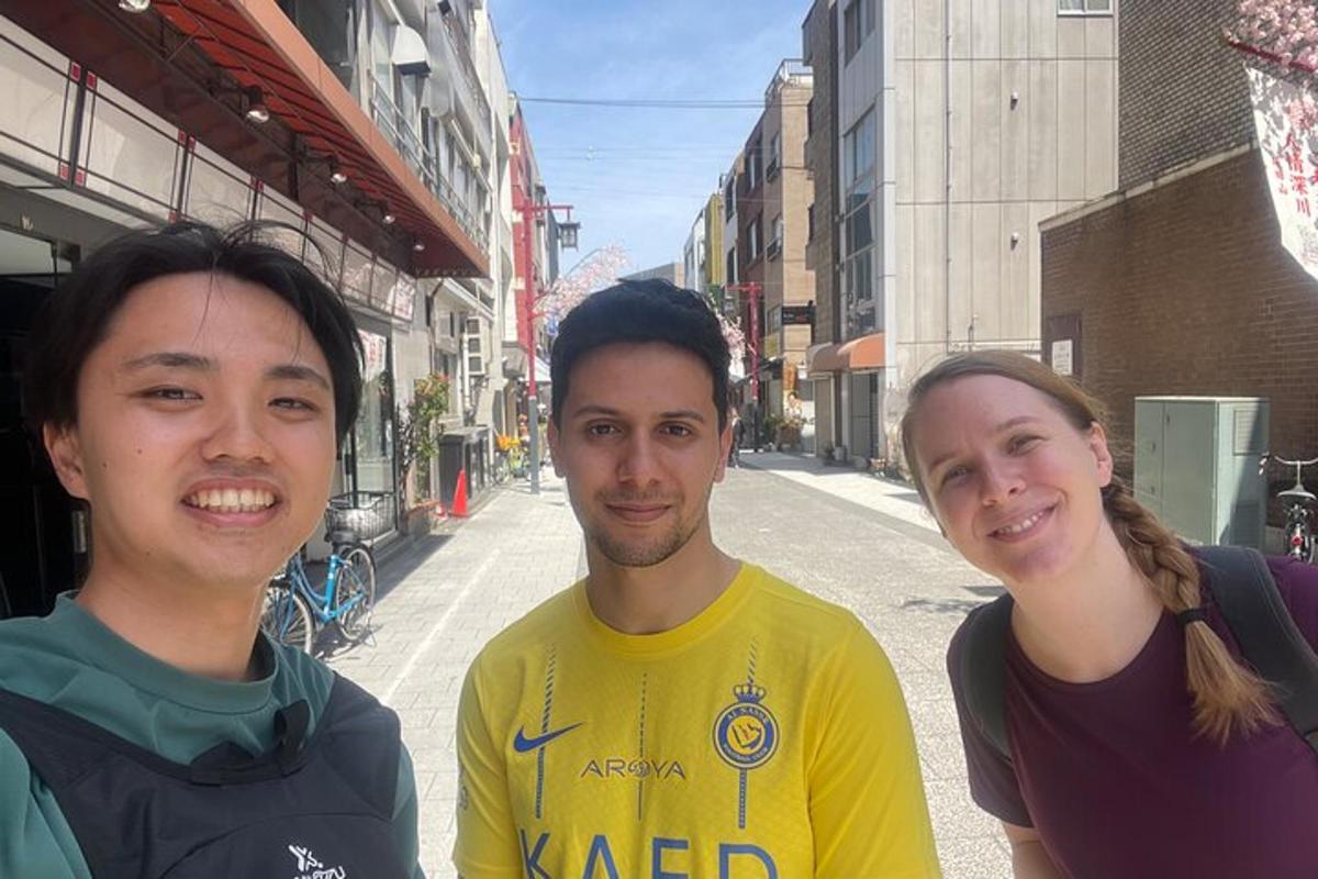 un grup de tres persones dempeus al carrer